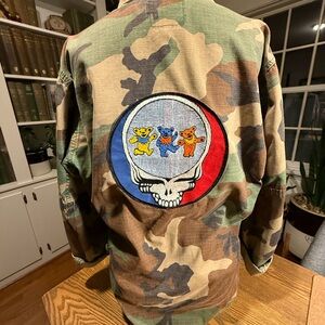 Vintage Unisex Camo Military Worn shirt/jacket with large Grateful Dead patch!